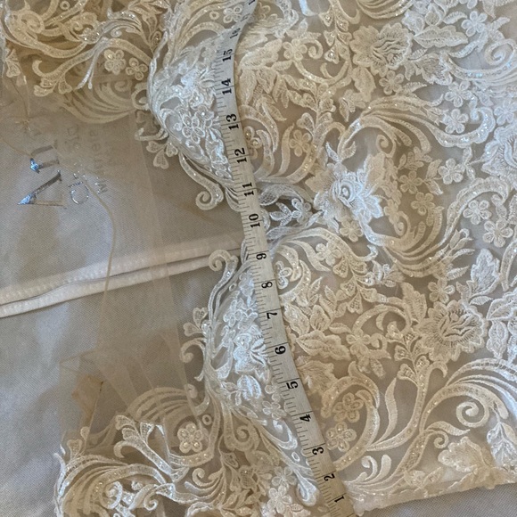 UNIQUE HIGH-LOW BRIDAL DRESS:14/16: - Picture 10 of 16